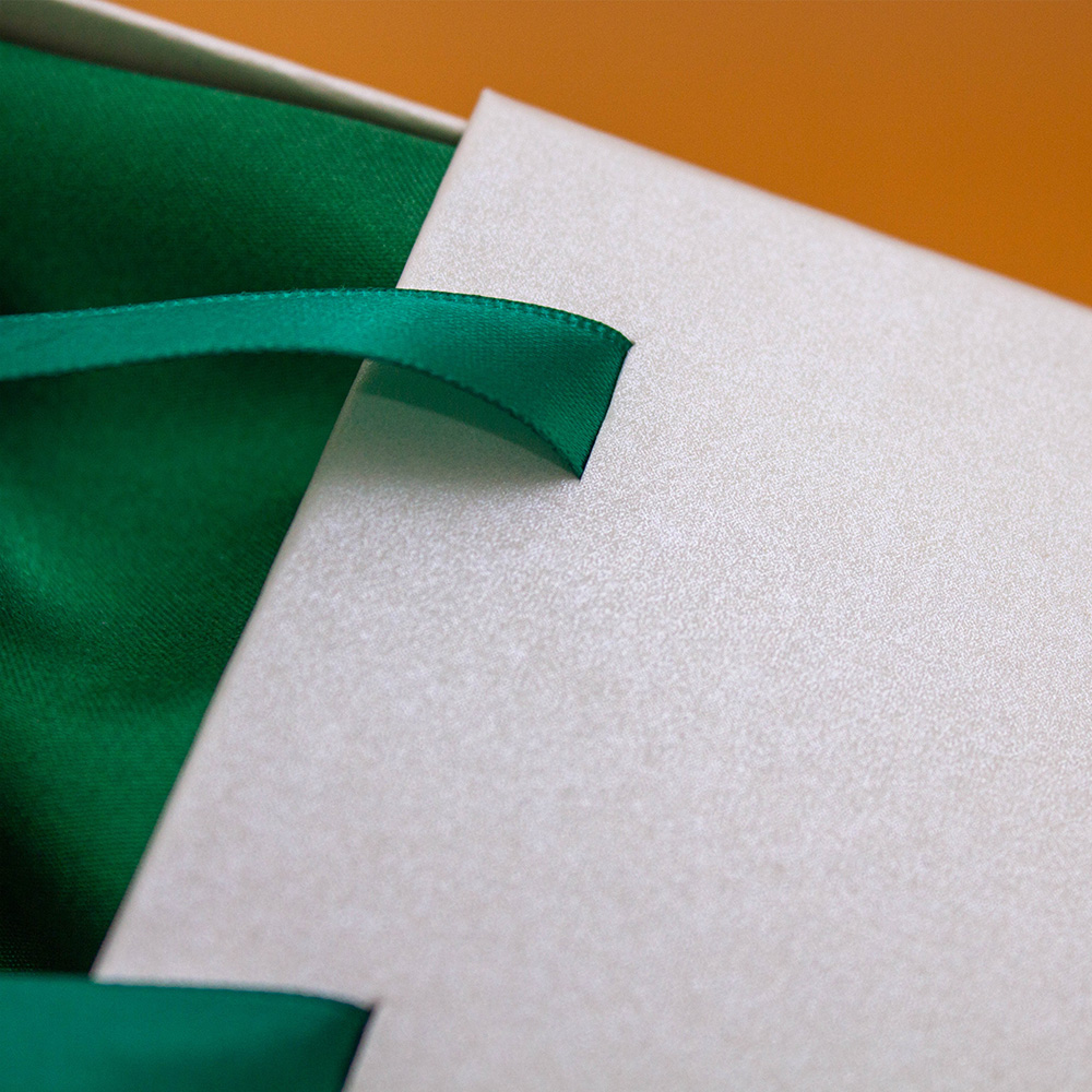 Printed Paper Hot Foil Stamping Jewelry Cardboard Gift Packing Boxes With Handles-4.jpg